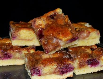 apple & blackberry crumble slice
